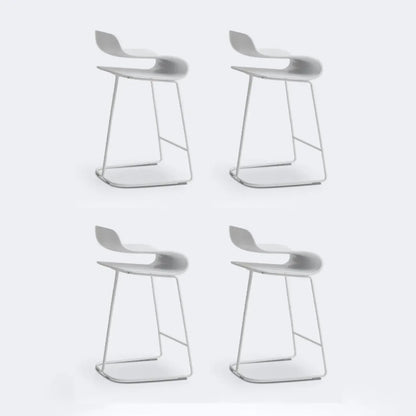 Tabouret de bar industriel en plastique et structure en acier, dossier bas et sans accoudoirs