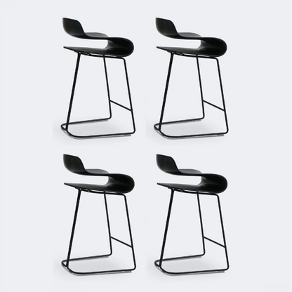Tabouret de bar industriel en plastique et structure en acier, dossier bas et sans accoudoirs