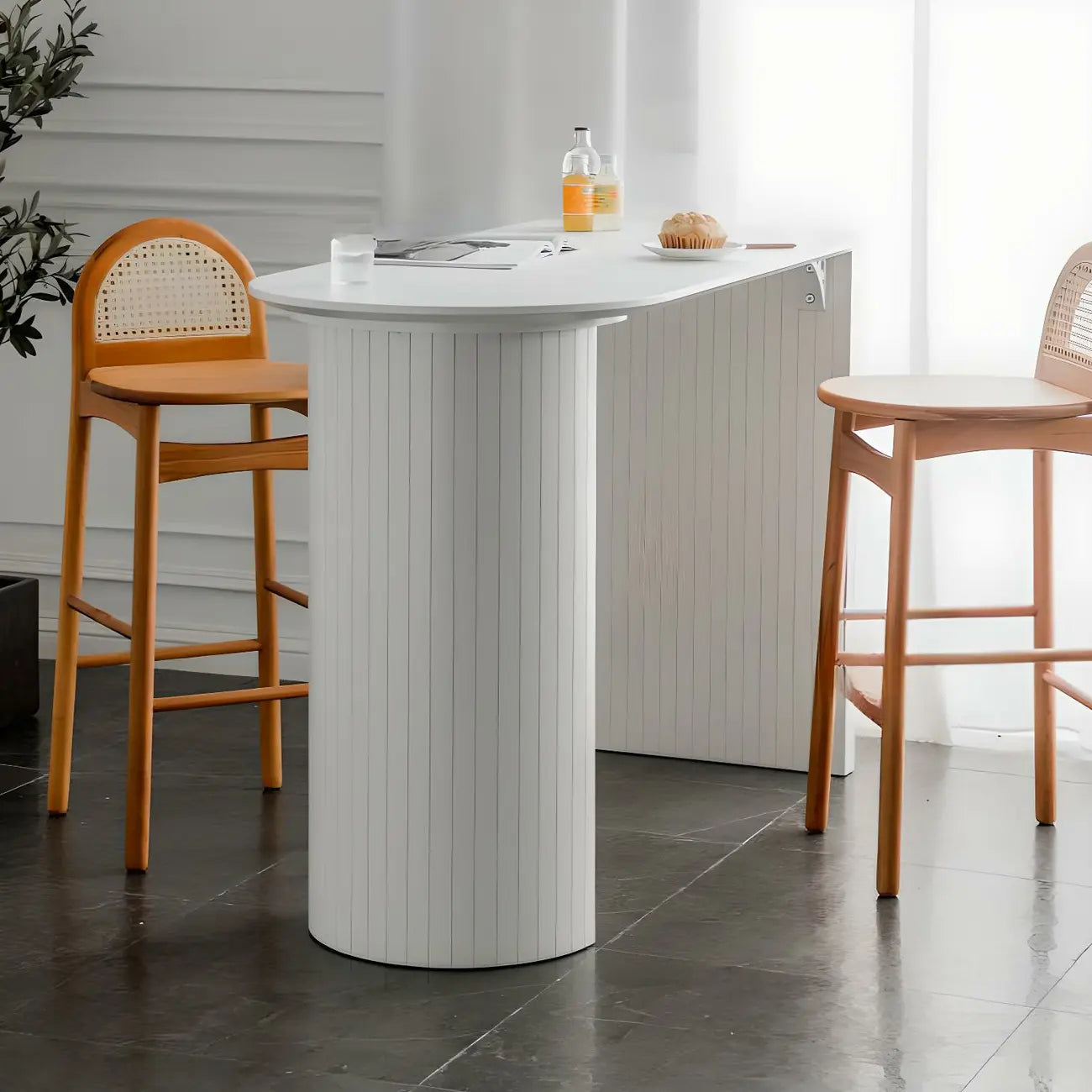 Tables de bar modernes blanches à double piétement en bois de forme libre