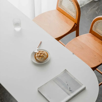 Tables de bar modernes blanches à double piétement en bois de forme libre