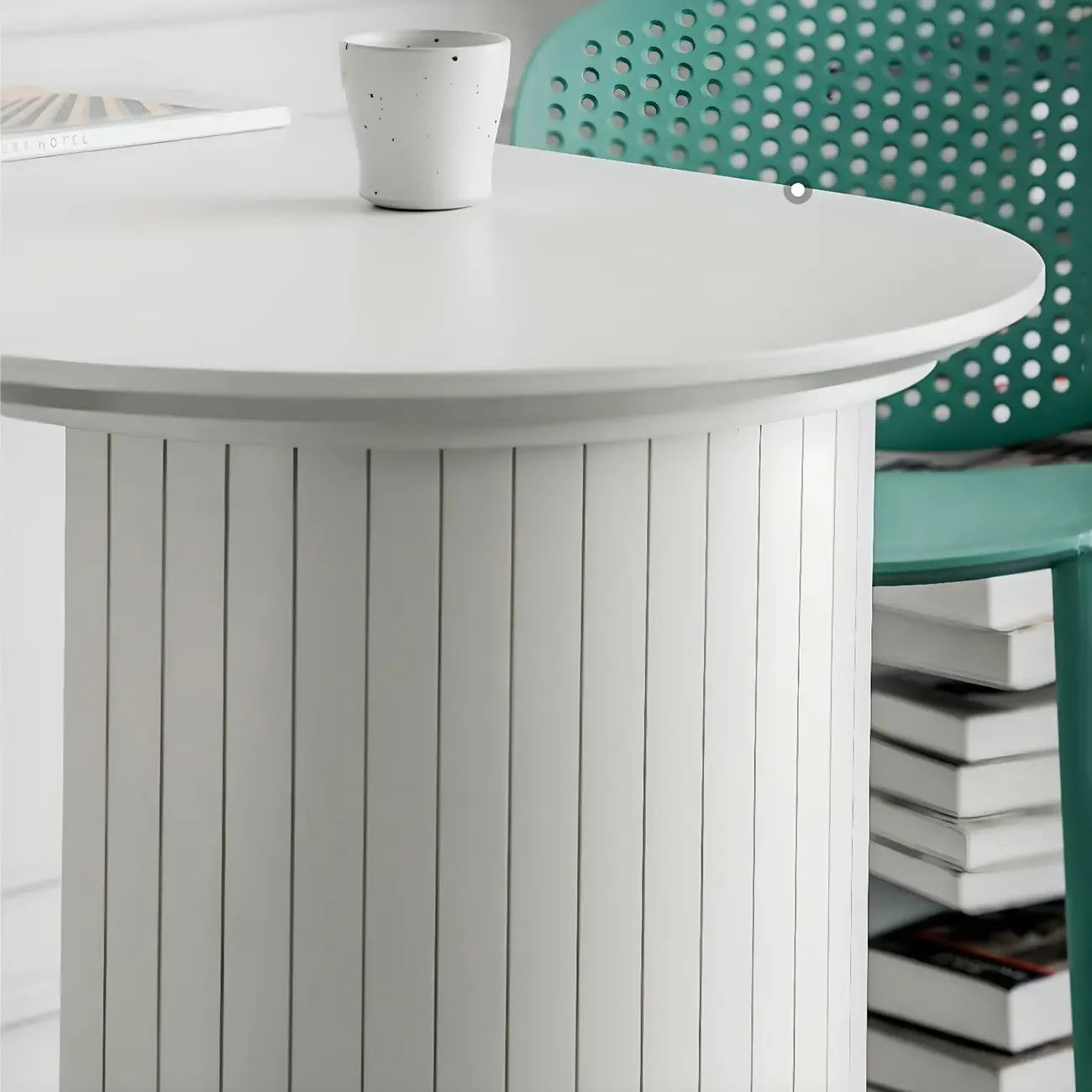 Tables de bar modernes blanches à double piétement en bois de forme libre