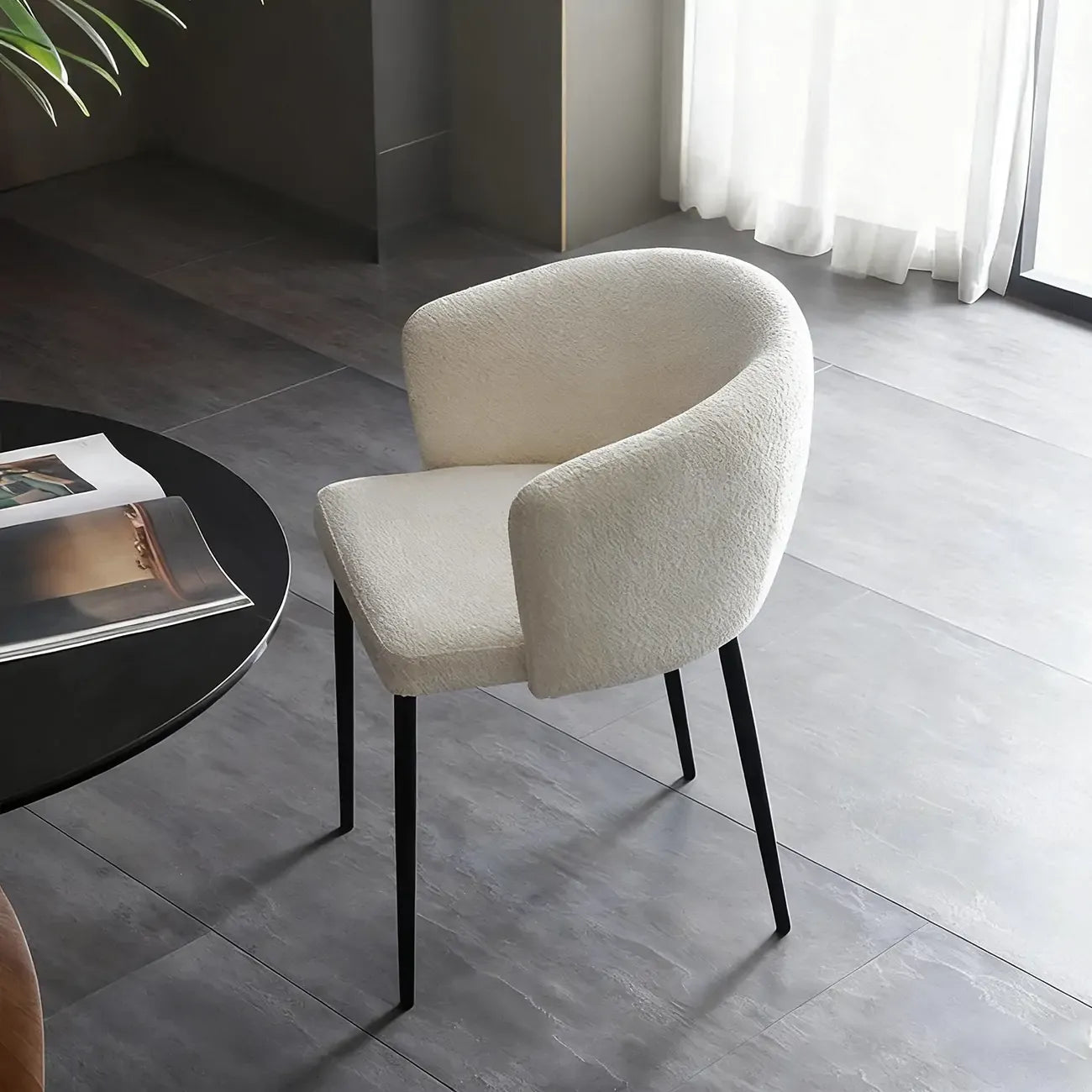 Chaise de salle à manger moderne avec revêtement en chenille et pieds en métal