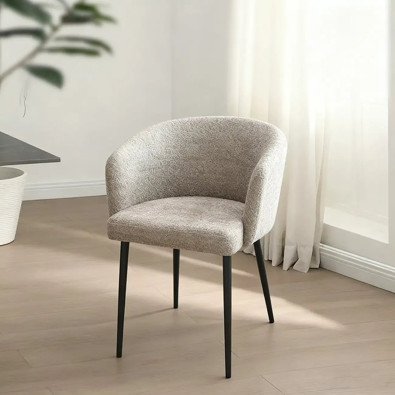 Chaise de salle à manger moderne avec revêtement en chenille et pieds en métal