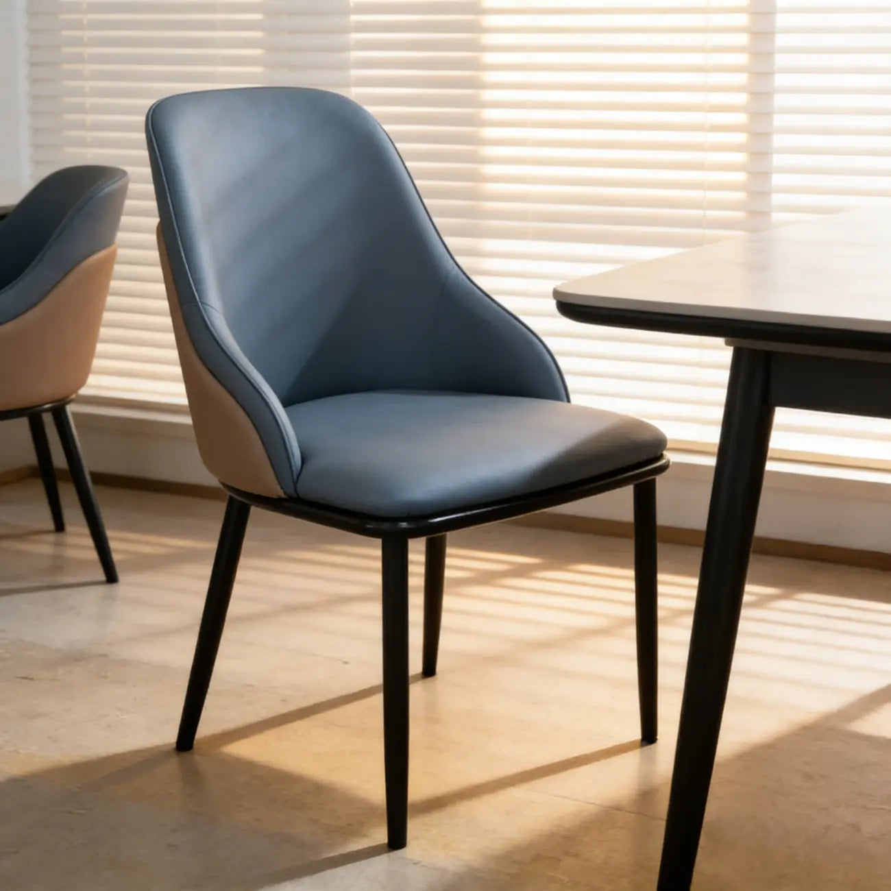 Chaise de salle à manger moderne rembourrée en similicuir pour restaurants