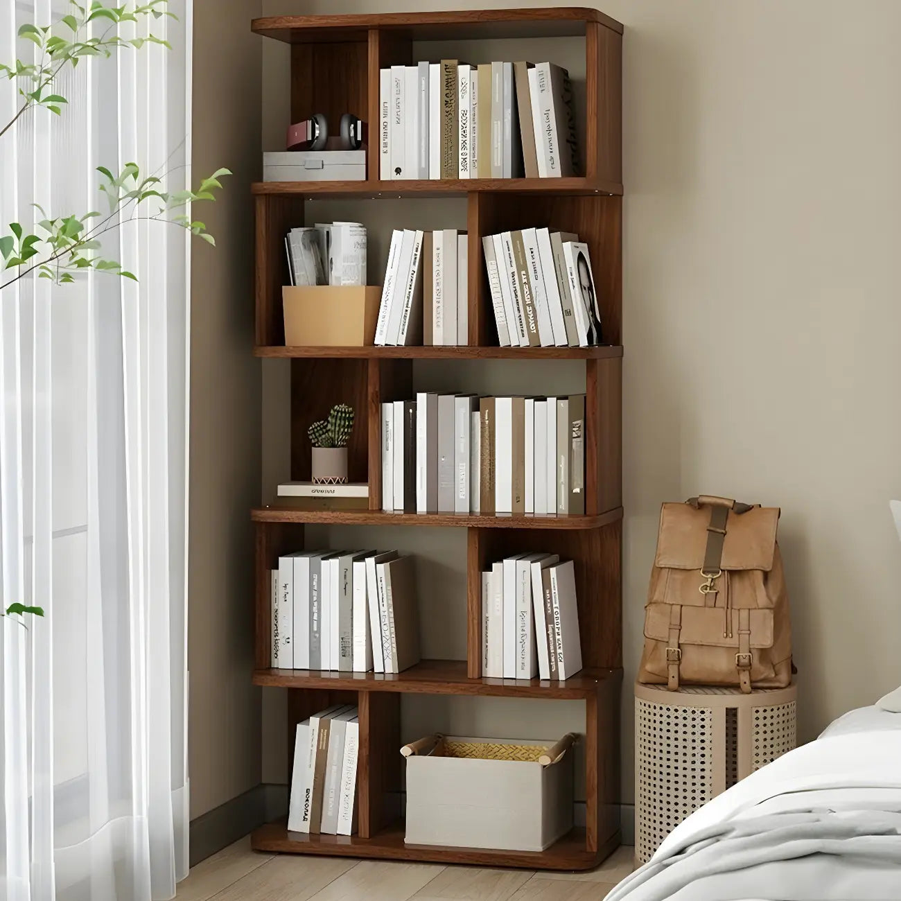 Bibliothèque moderne haute en noyer à 6 étagères et dos ouvert