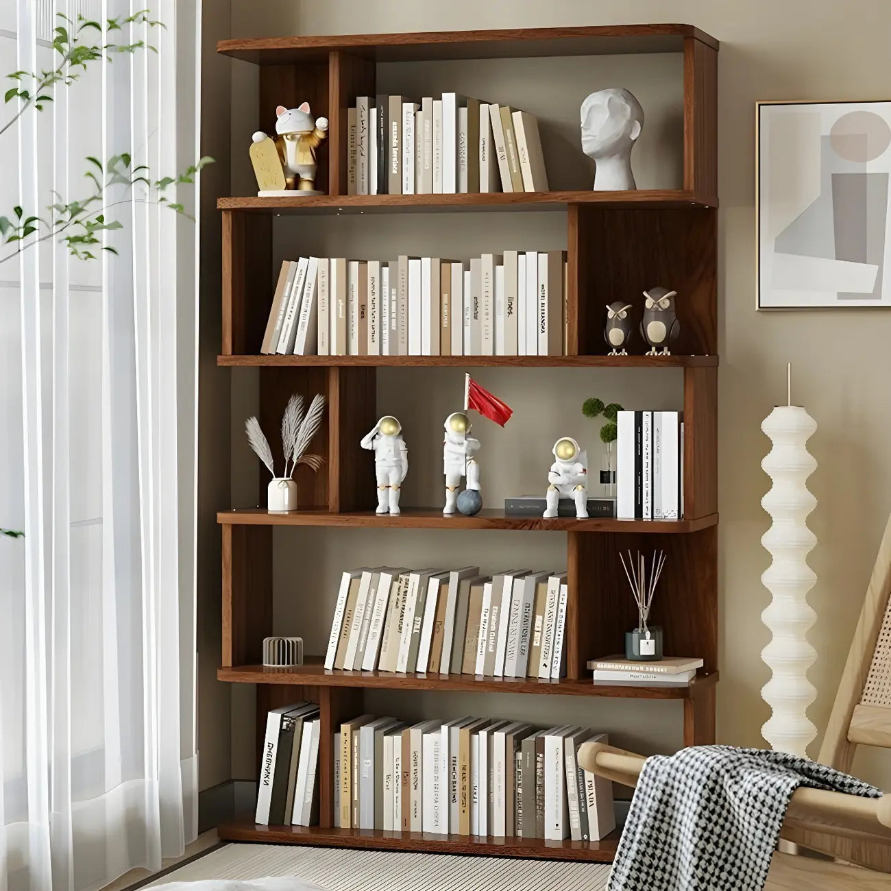 Bibliothèque moderne haute en noyer à 6 étagères et dos ouvert