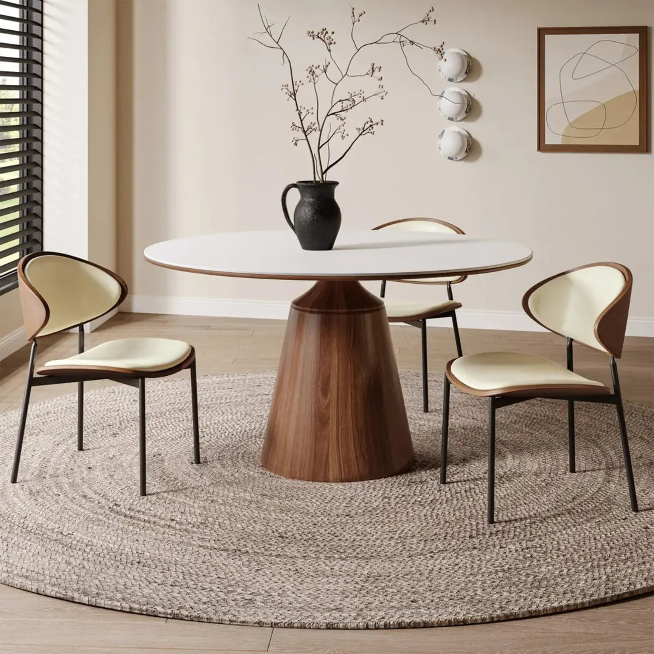 Chaise de salle à manger à dossier incurvé et assise en cuir noir