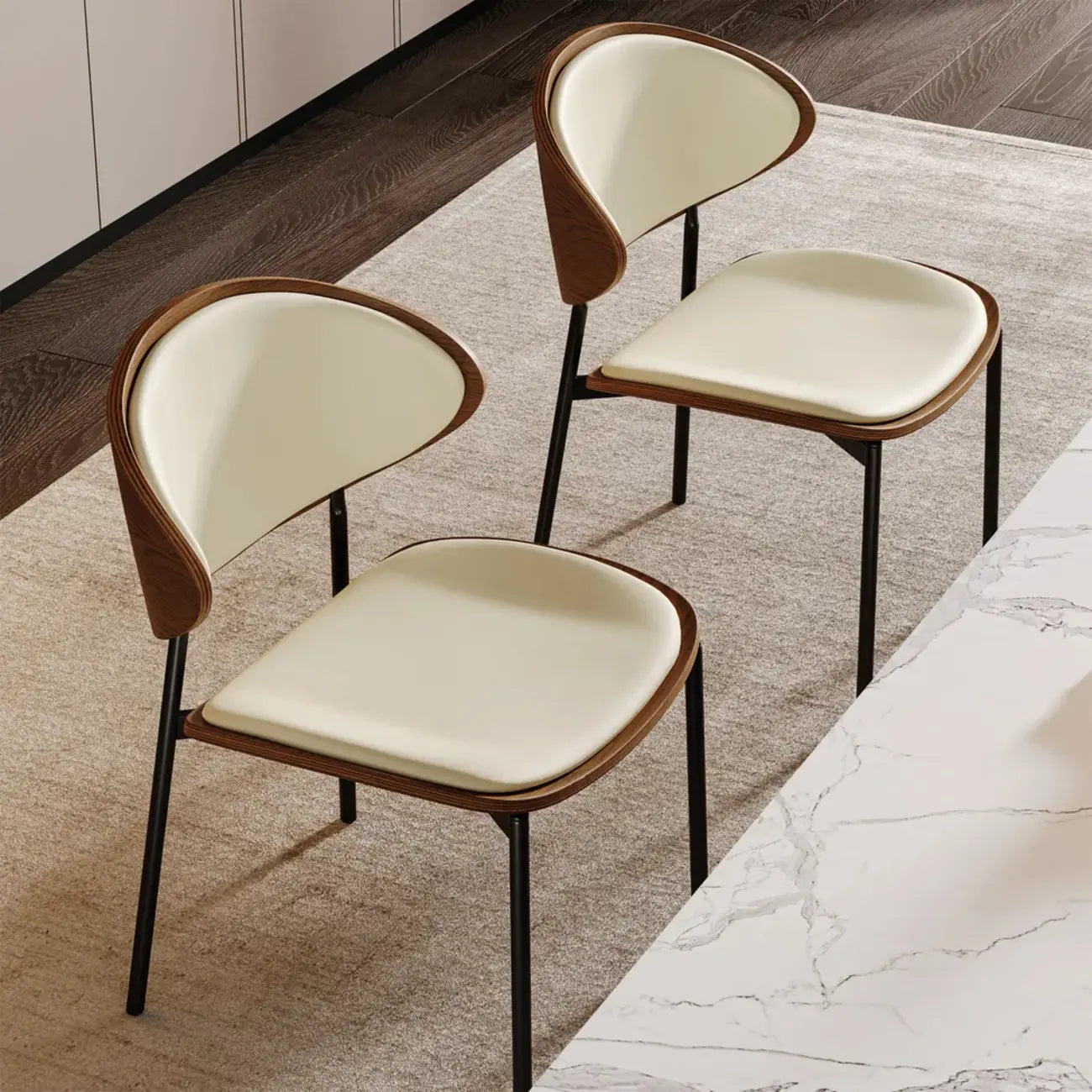 Chaise de salle à manger à dossier incurvé et assise en cuir noir