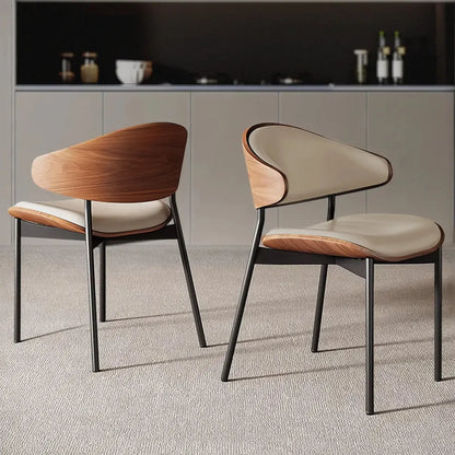 Chaise de salle à manger à dossier incurvé et assise en cuir noir