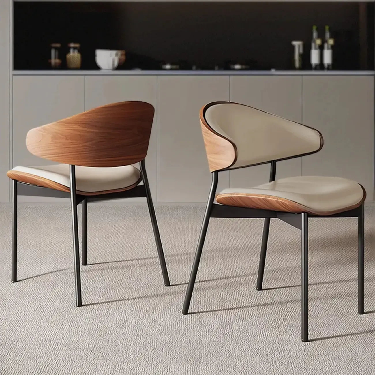 Chaise de salle à manger à dossier incurvé et assise en cuir noir