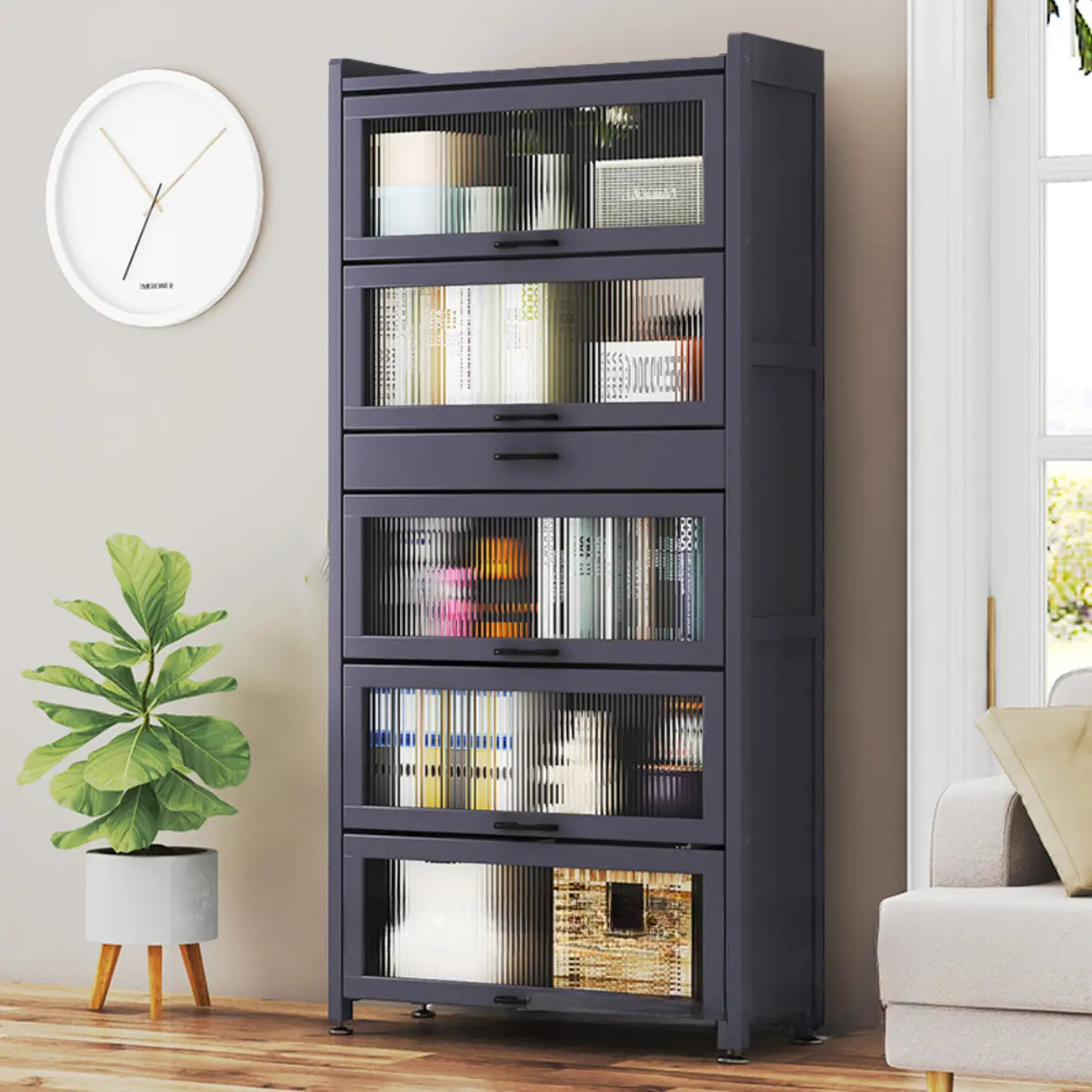 Bibliothèque de rangement étroite en bois gris à 5 niveaux avec portes