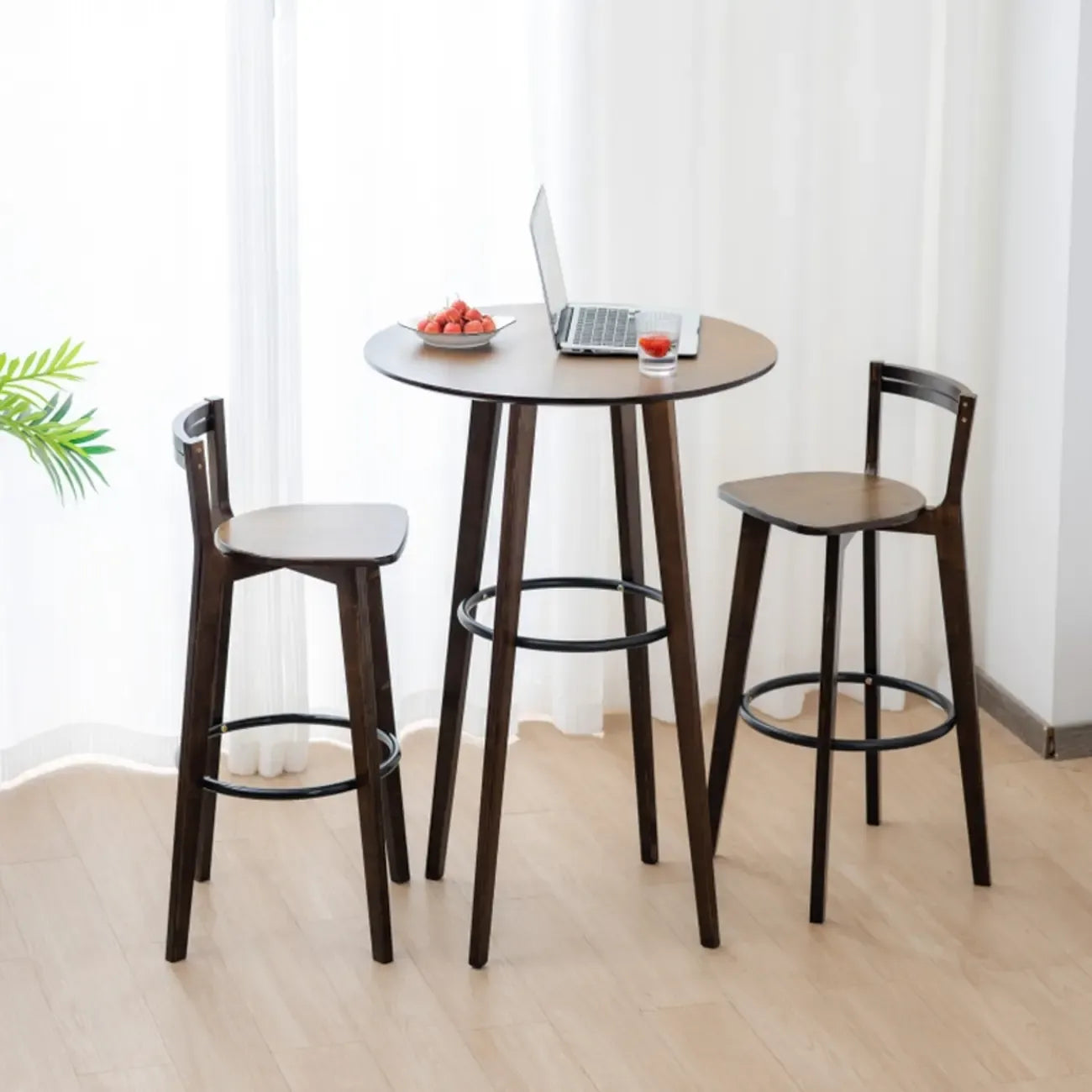 Tables de bar rondes en bois brun à pieds hauts