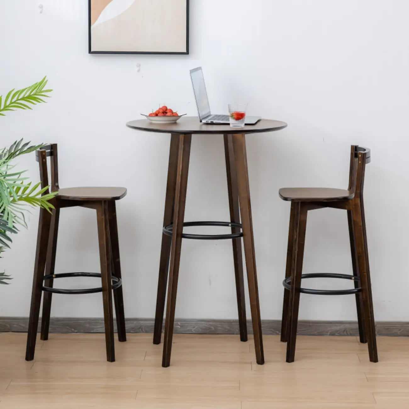 Tables de bar rondes en bois brun à pieds hauts