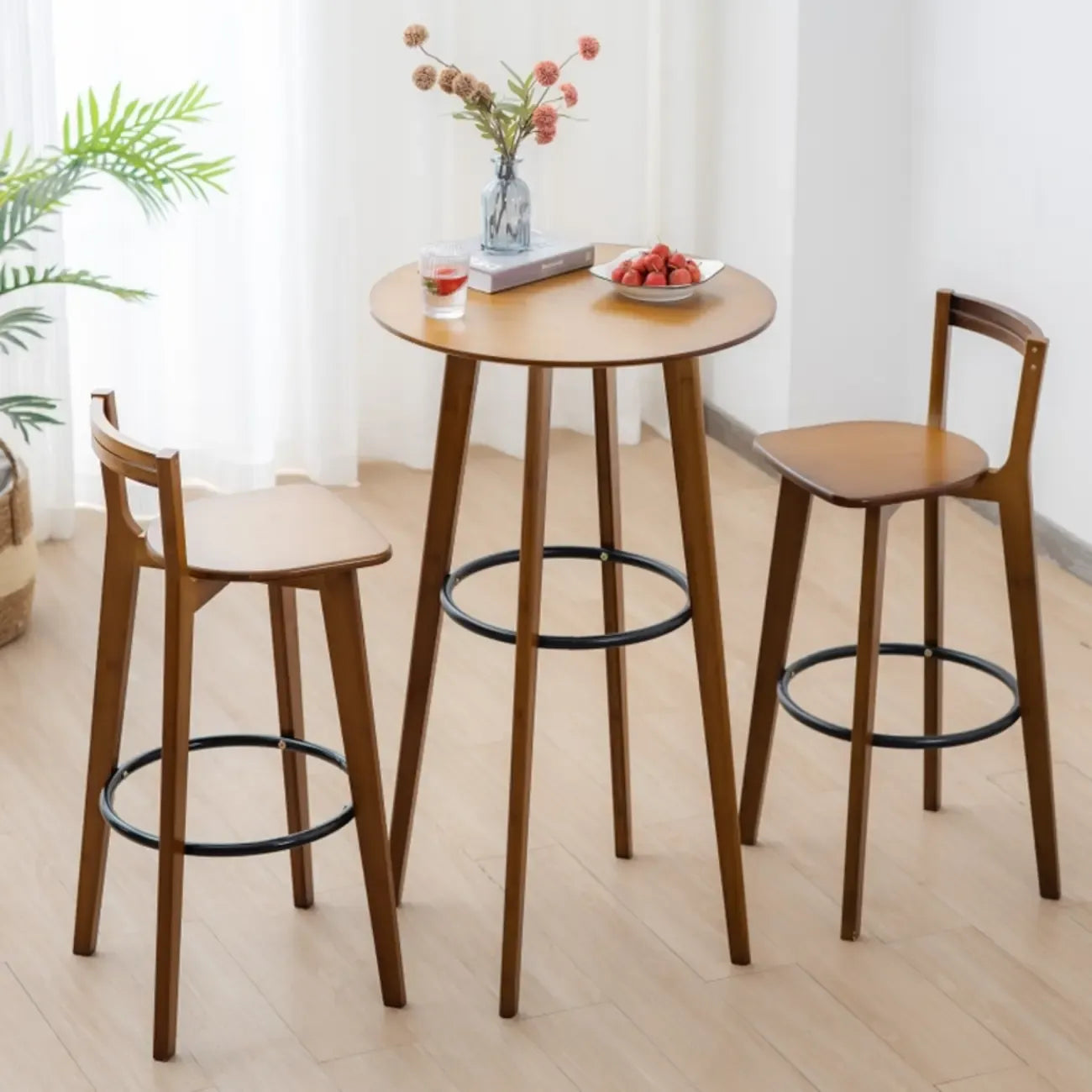 Tables de bar rondes en bois brun à pieds hauts