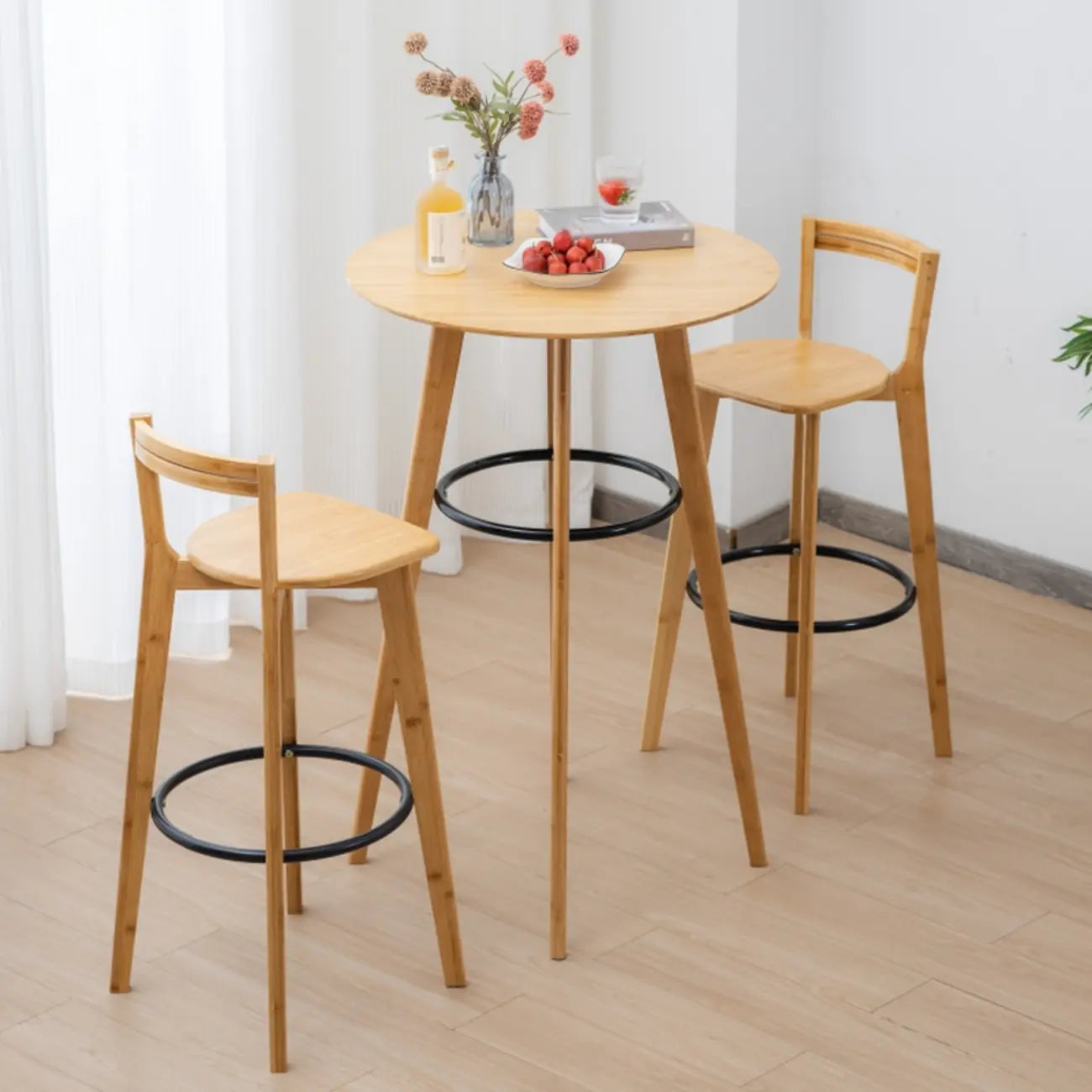 Tables de bar rondes en bois brun à pieds hauts