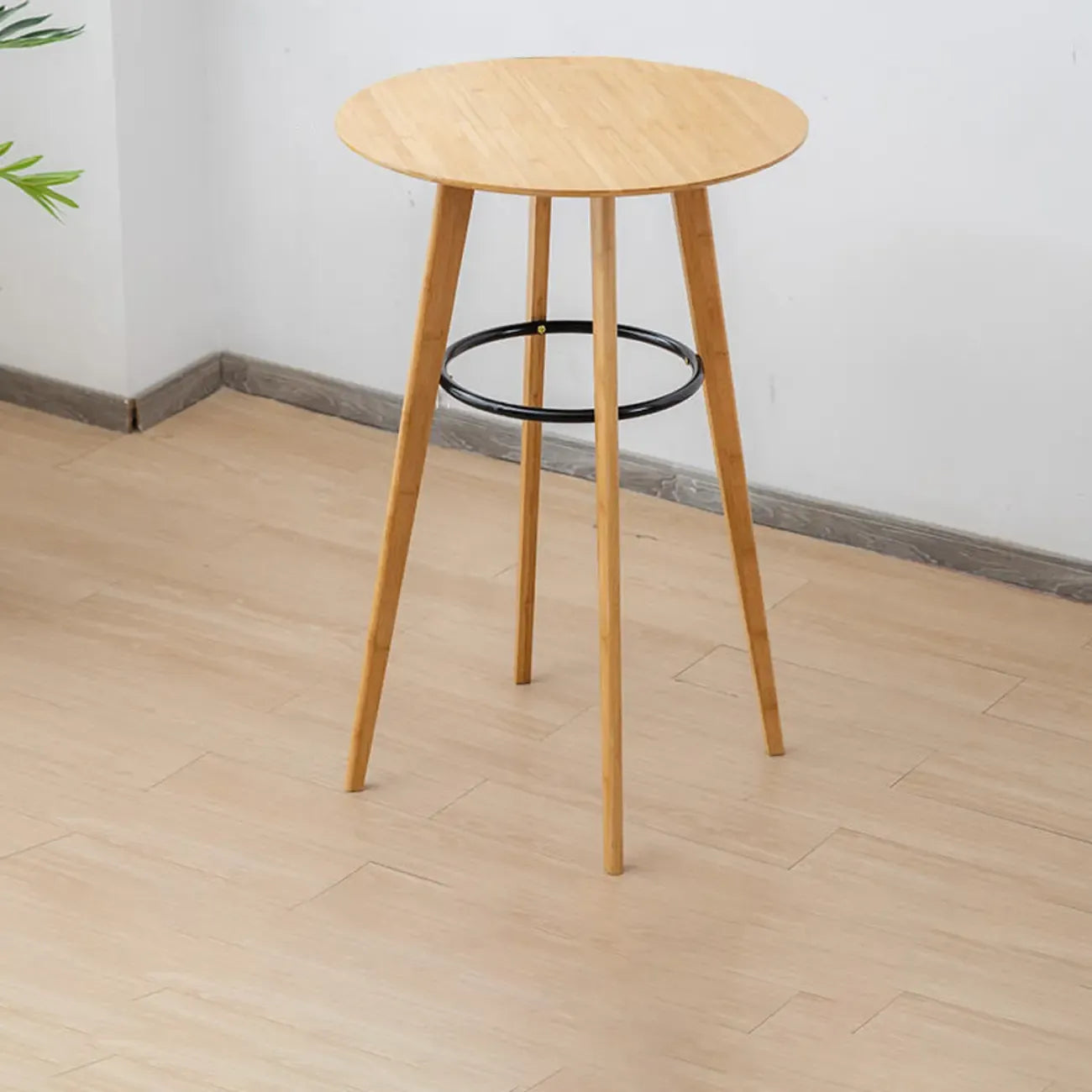 Tables de bar rondes en bois brun à pieds hauts