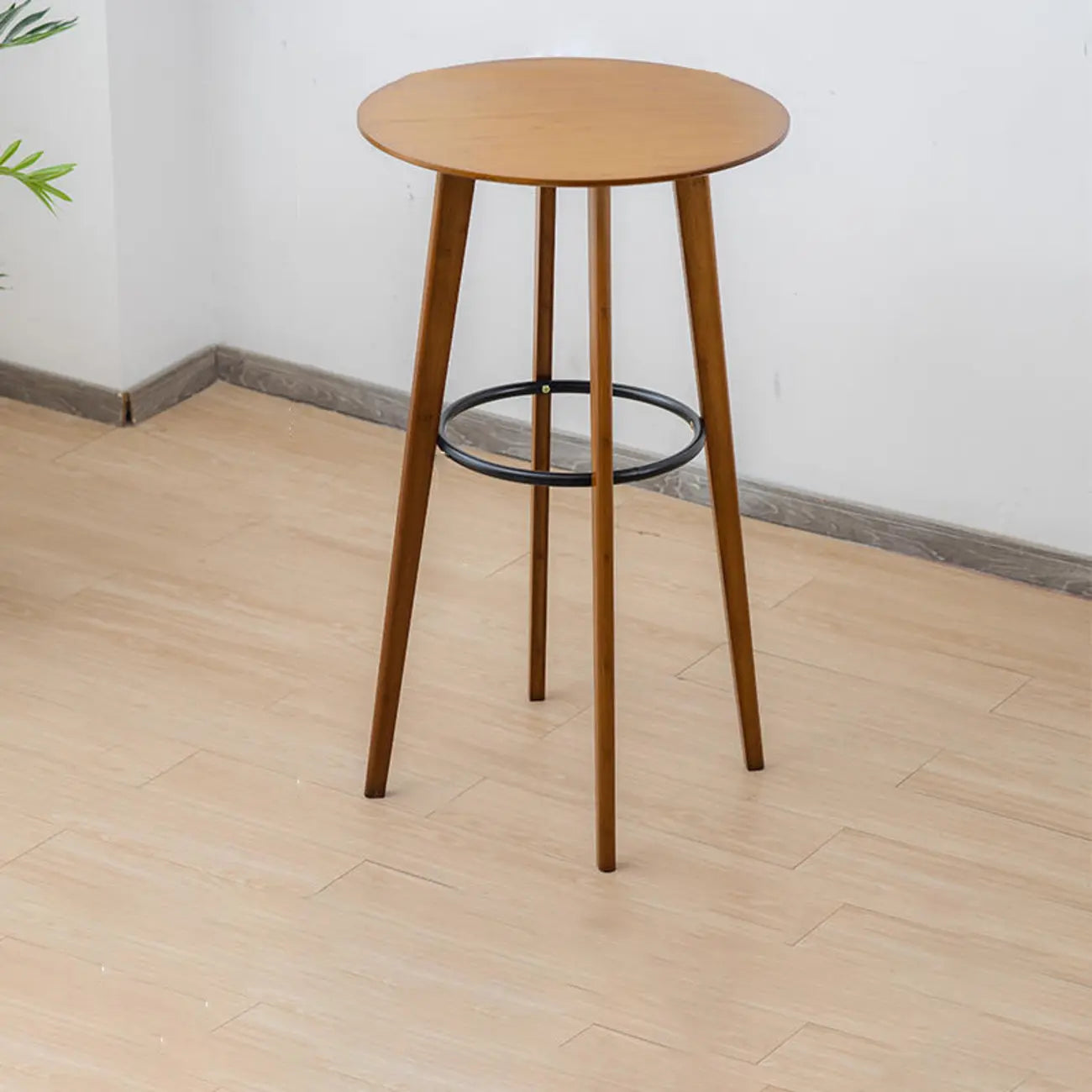 Tables de bar rondes en bois brun à pieds hauts