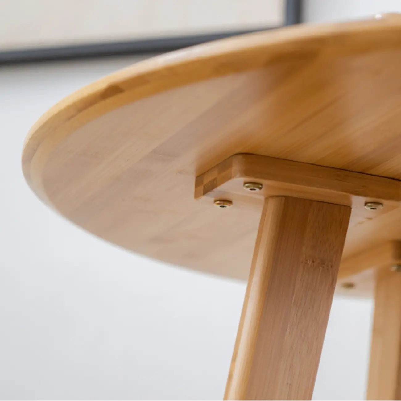 Tables de bar rondes en bois brun à pieds hauts