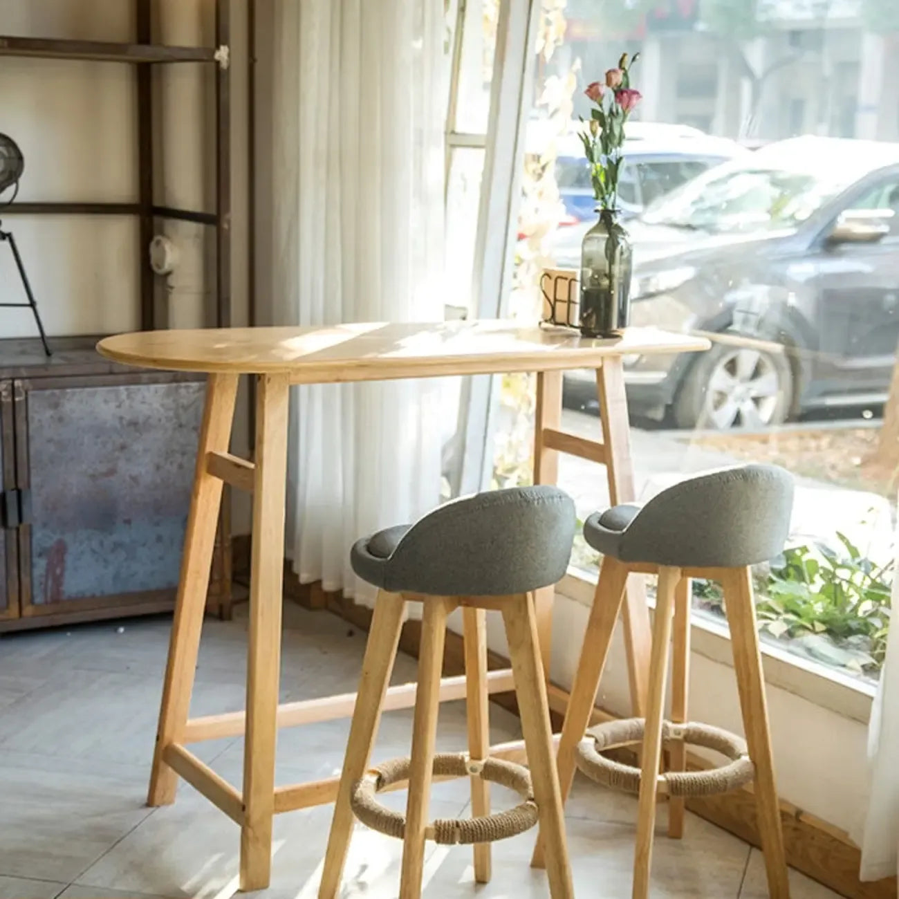 Table haute de bar scandinave en bois aux formes libres pour salle à manger