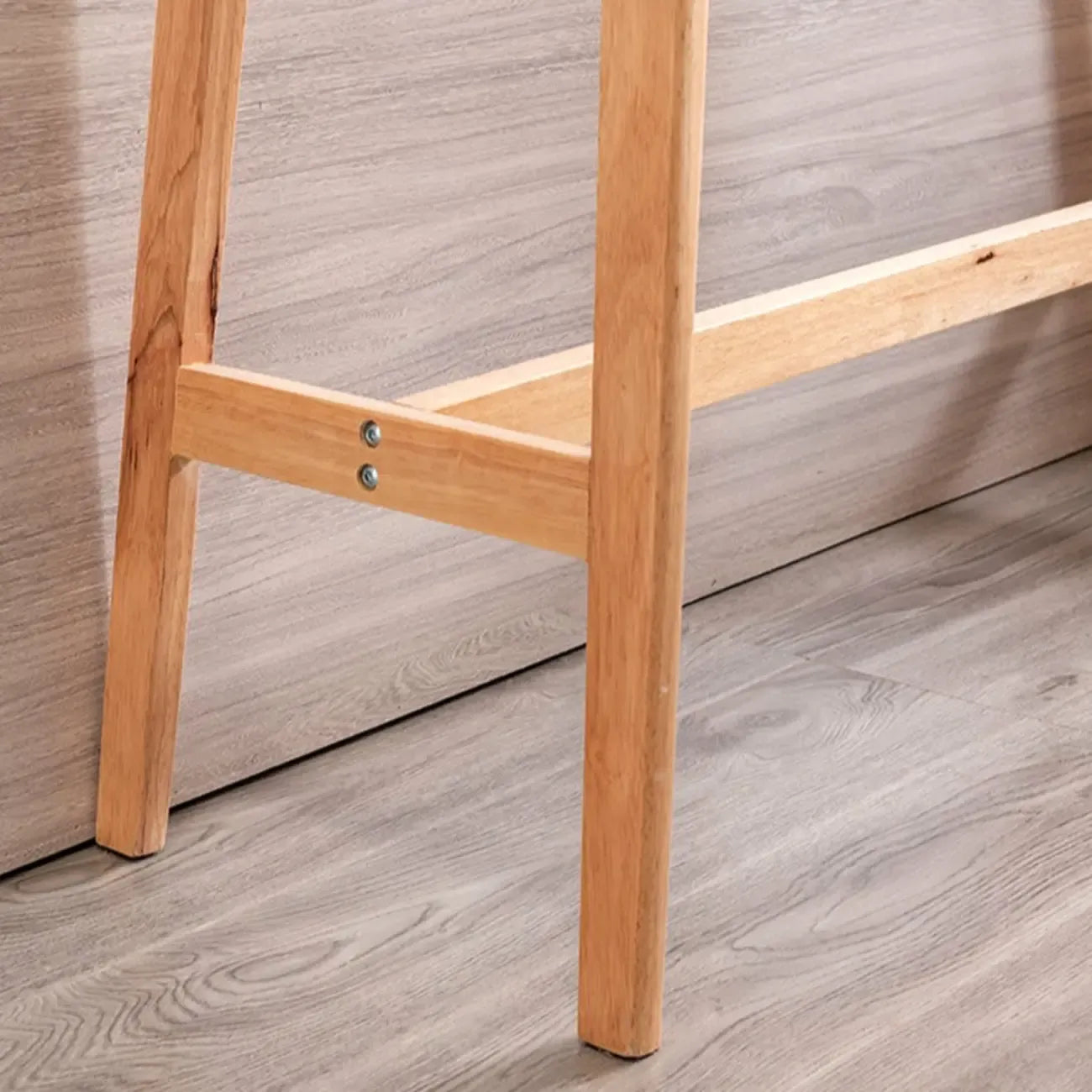 Table haute de bar scandinave en bois aux formes libres pour salle à manger