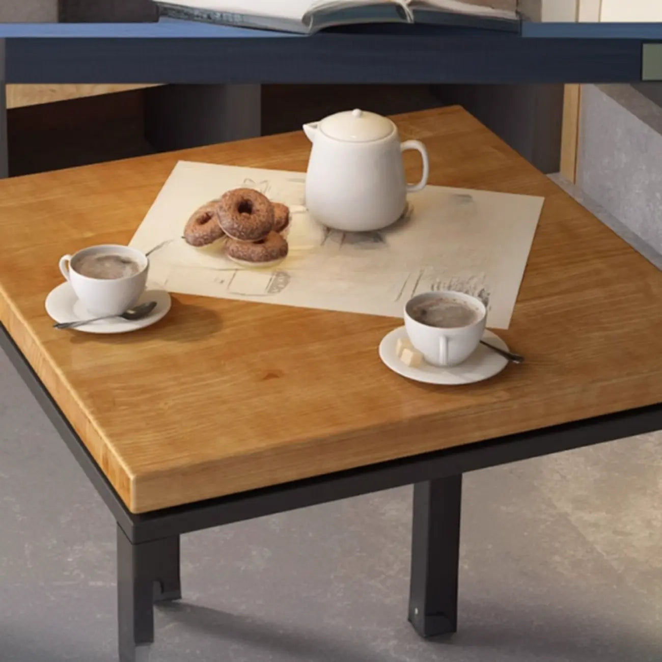 Table de bistrot carrée avec plateau en bois et repose-pieds en fer, plateau carré en bois et table de bistrot.