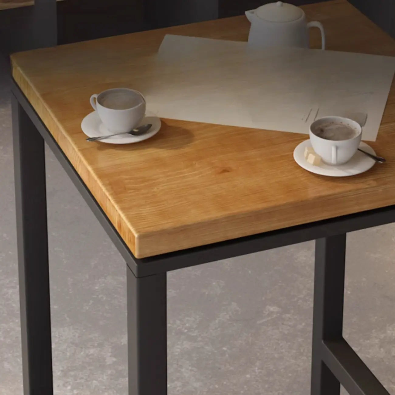 Table de bistrot carrée avec plateau en bois et repose-pieds en fer, plateau carré en bois et table de bistrot.