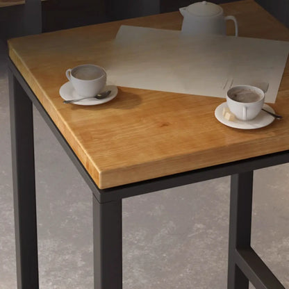 Table de bistrot carrée avec plateau en bois et repose-pieds en fer, plateau carré en bois et table de bistrot.