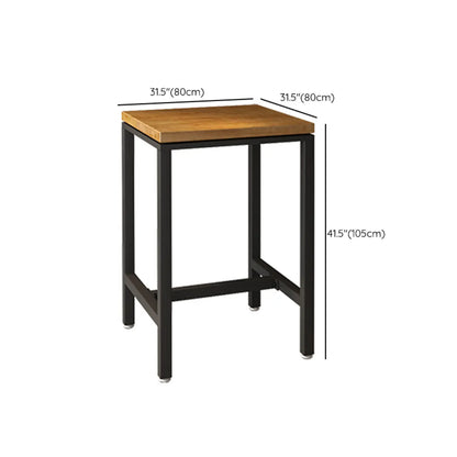 Table de bistrot carrée avec plateau en bois et repose-pieds en fer, plateau carré en bois et table de bistrot.