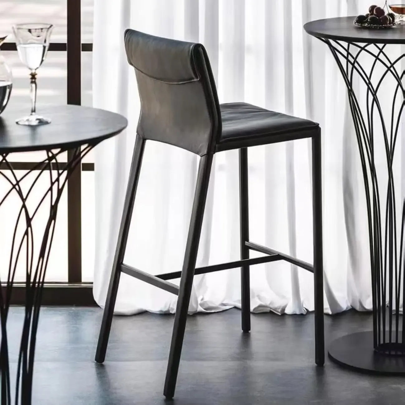 Tabourets de bar modernes à tréteaux à 4 pieds avec repose-pieds et dossier bas