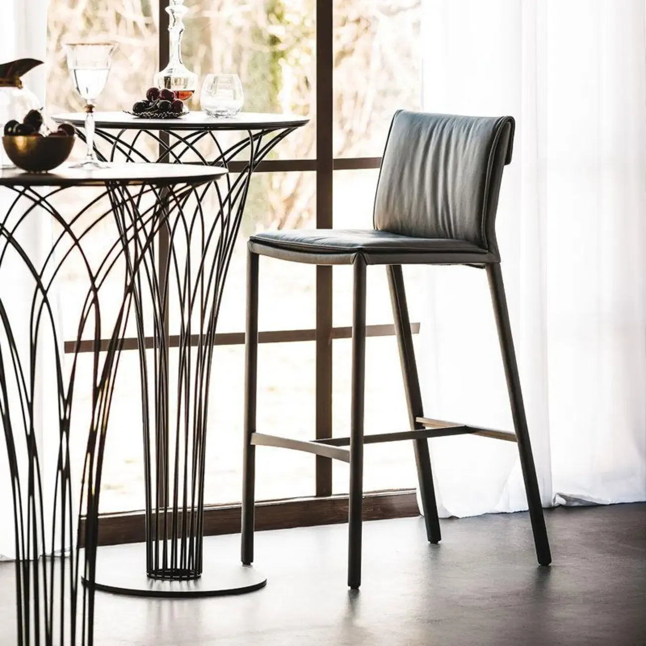 Tabourets de bar modernes à tréteaux à 4 pieds avec repose-pieds et dossier bas