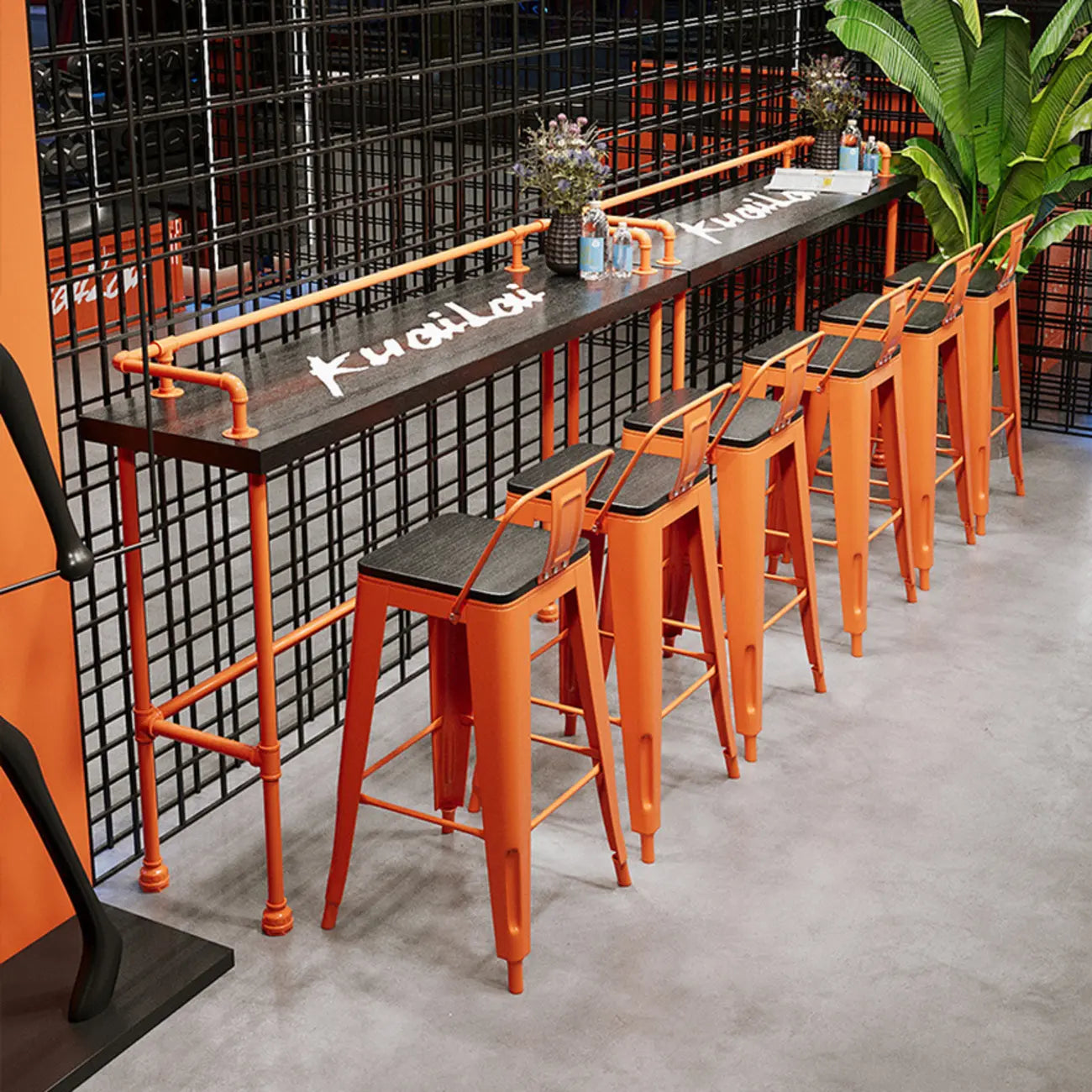 Tables de bar industrielles avec plateau en bois dur noir et structure orange