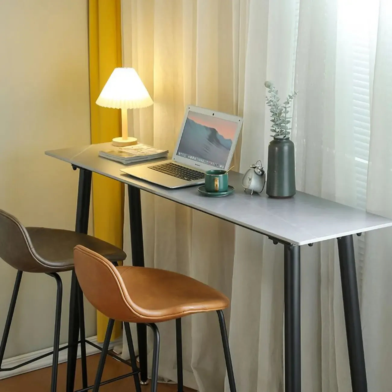 Table de bar moderne avec plateau en travertin gris et pieds en métal, idéale pour la salle à manger.