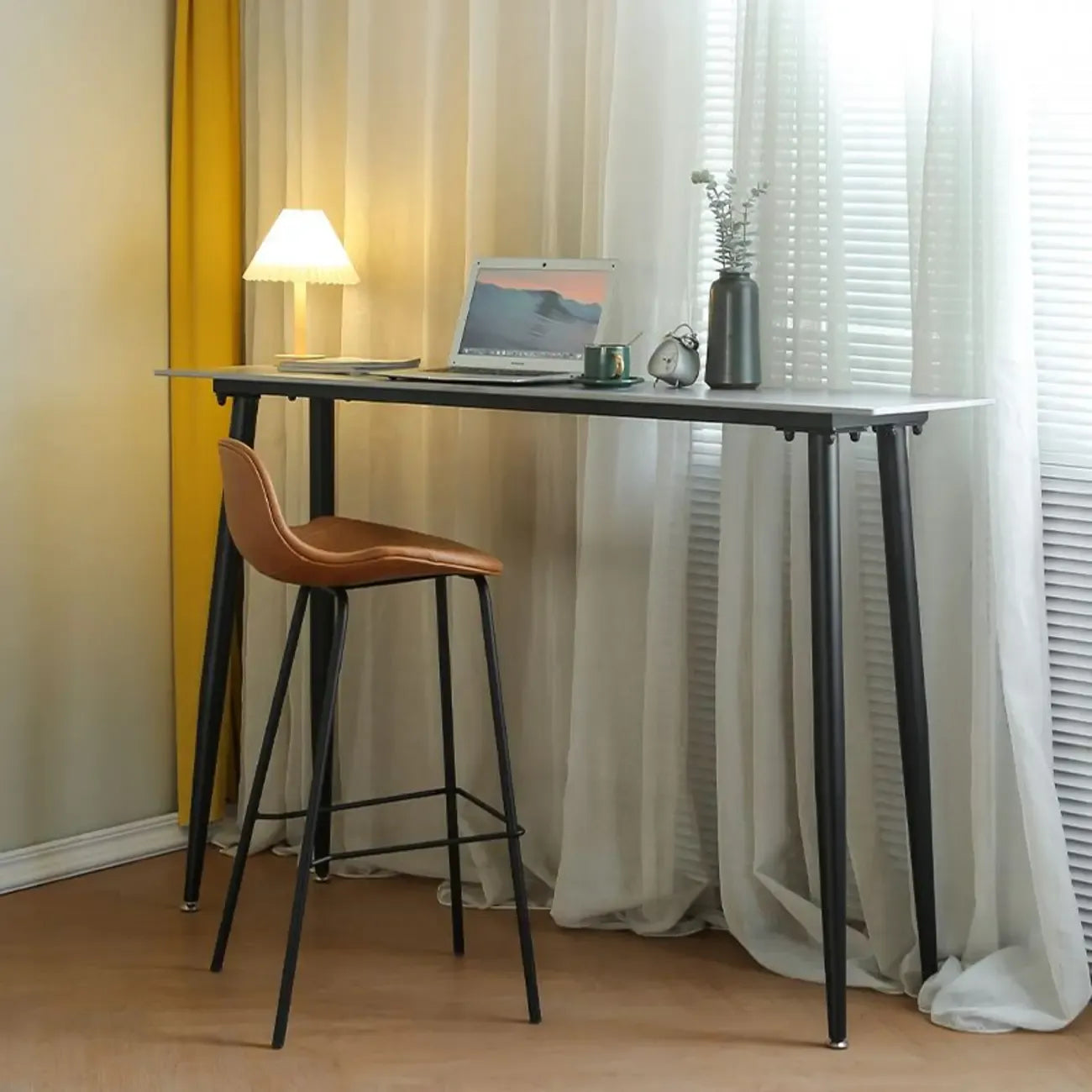 Table de bar moderne avec plateau en travertin gris et pieds en métal, idéale pour la salle à manger.