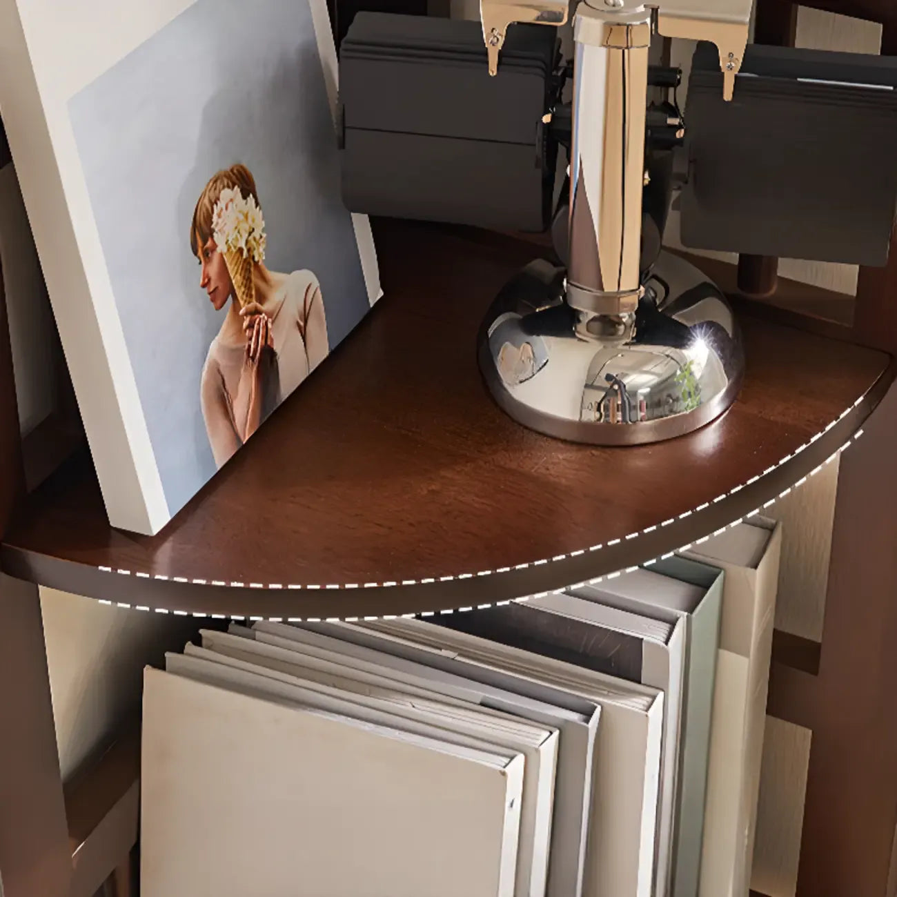 Bibliothèque d'angle étroite en bois courbé à dos ouvert