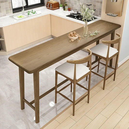 Tables de bar simples en bois brun avec repose-pieds