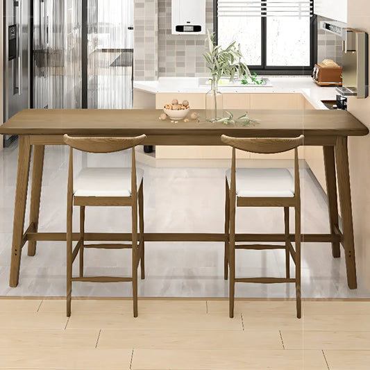 Tables de bar simples en bois brun avec repose-pieds