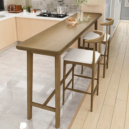 Tables de bar simples en bois brun avec repose-pieds