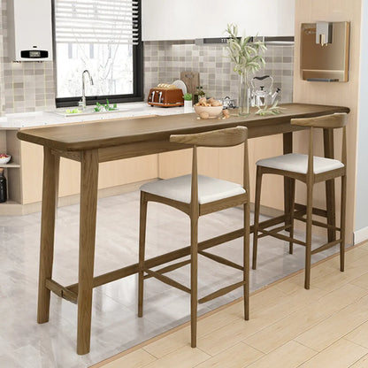 Tables de bar simples en bois brun avec repose-pieds