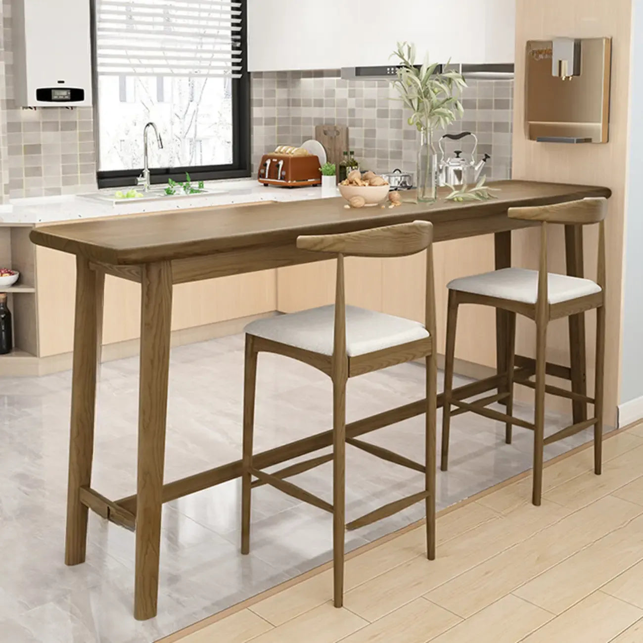 Tables de bar simples en bois brun avec repose-pieds