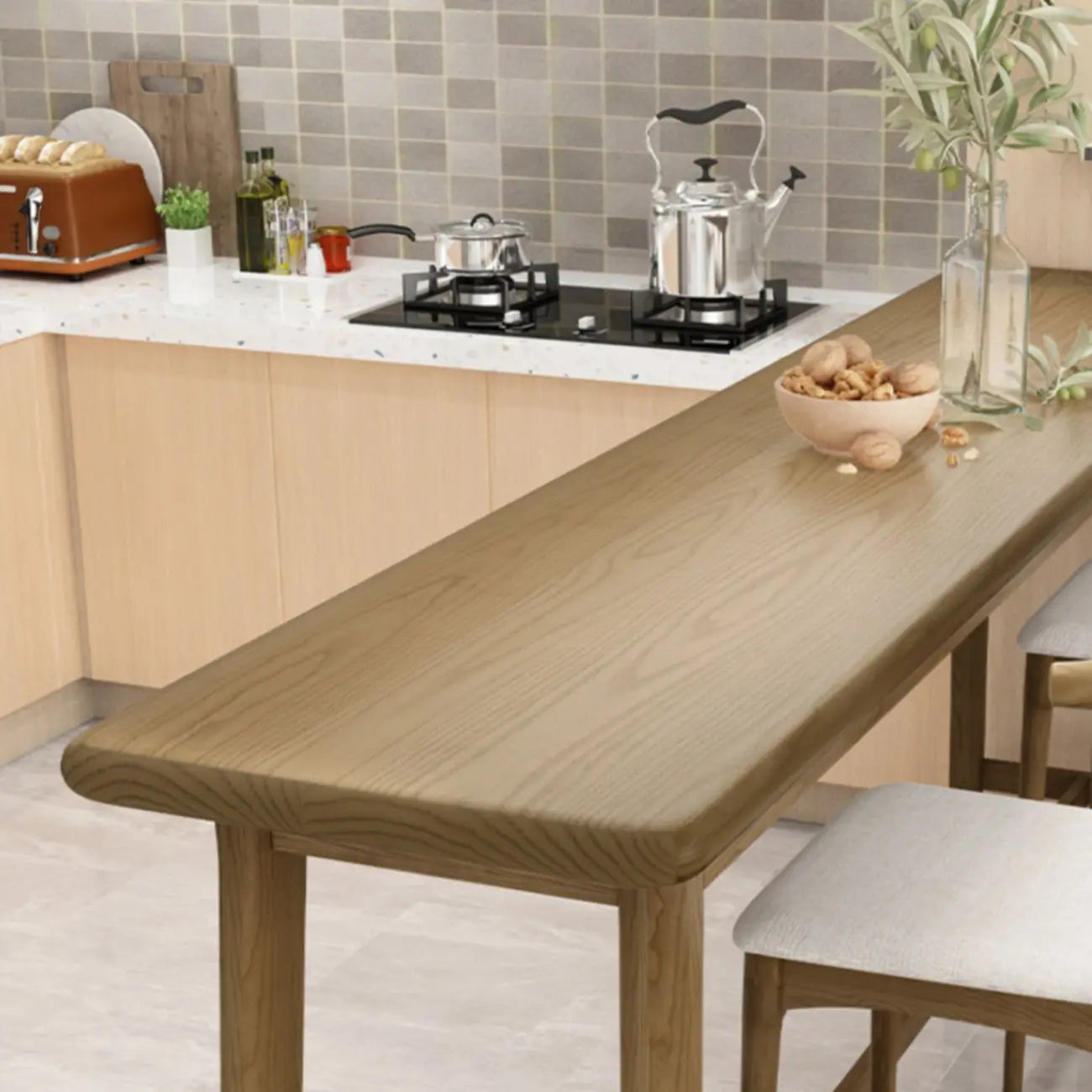 Tables de bar simples en bois brun avec repose-pieds