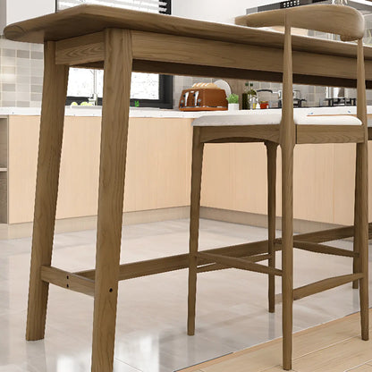 Tables de bar simples en bois brun avec repose-pieds