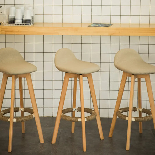 Tabouret de bar au design scandinave en bois et assise moelleuse, confortable