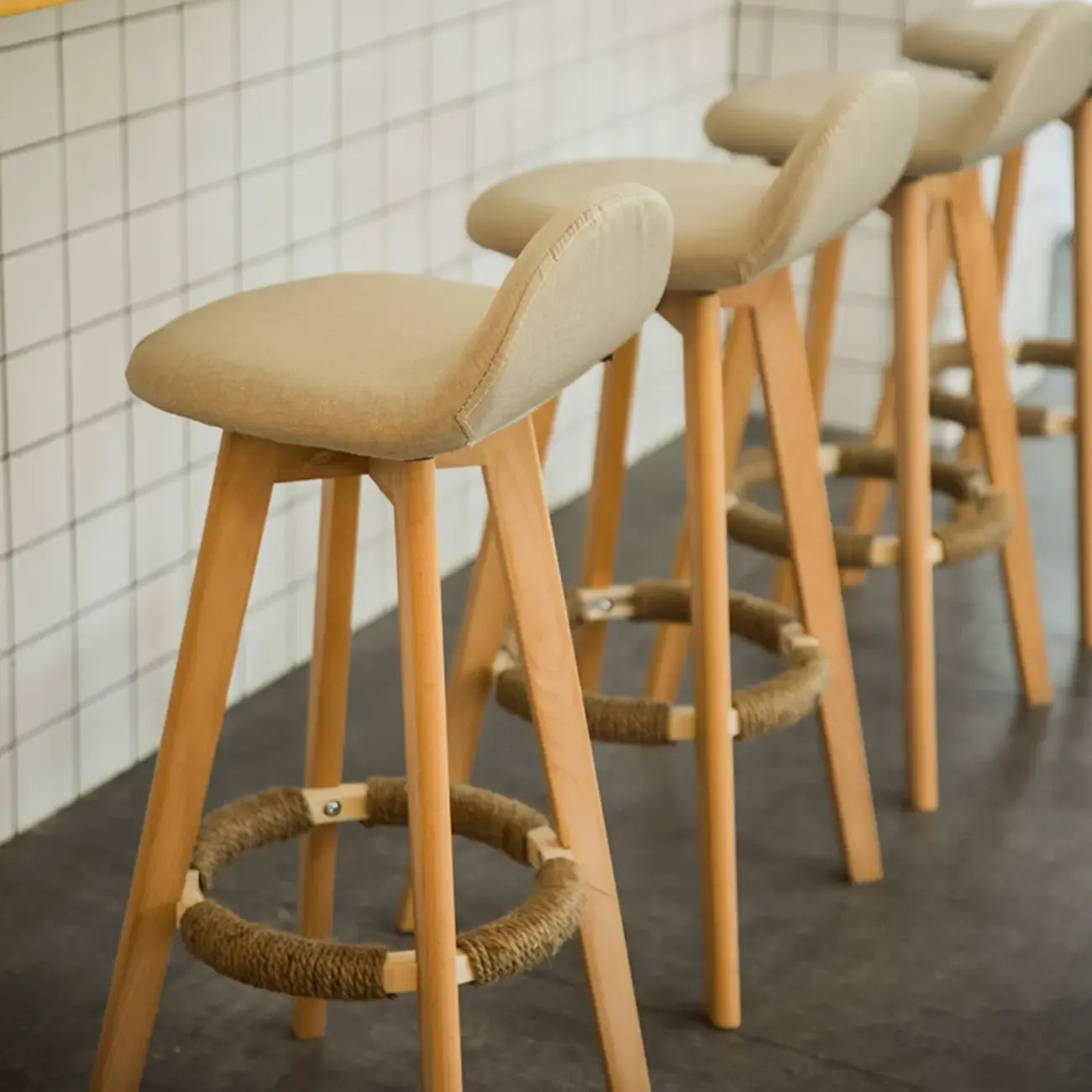 Tabouret de bar au design scandinave en bois et assise moelleuse, confortable