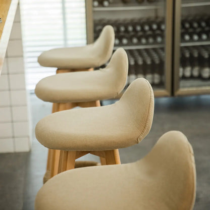 Tabouret de bar au design scandinave en bois et assise moelleuse, confortable