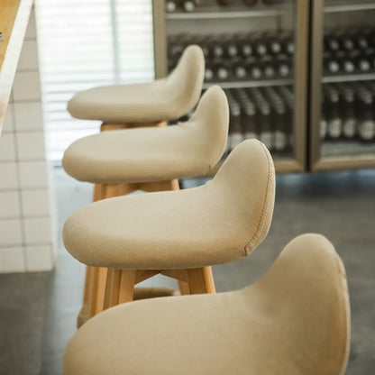 Tabouret de bar au design scandinave en bois et assise moelleuse, confortable