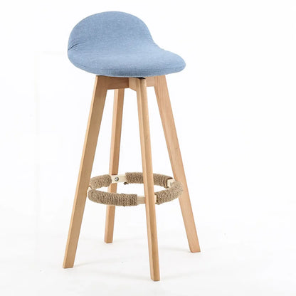 Tabouret de bar au design scandinave en bois et assise moelleuse, confortable