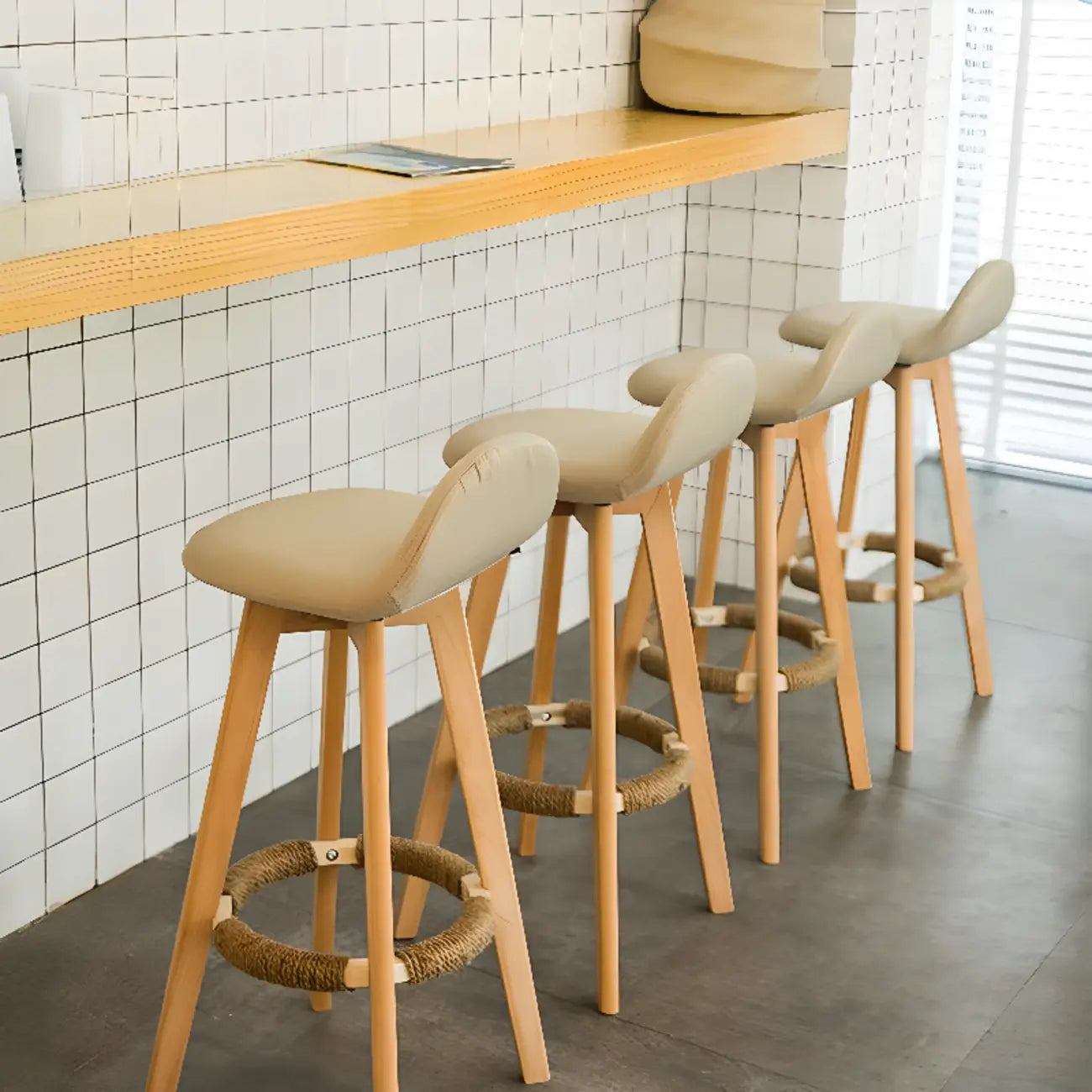 Tabouret de bar au design scandinave en bois et assise moelleuse, confortable