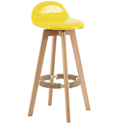 Tabouret de bar au design scandinave en bois et assise moelleuse, confortable
