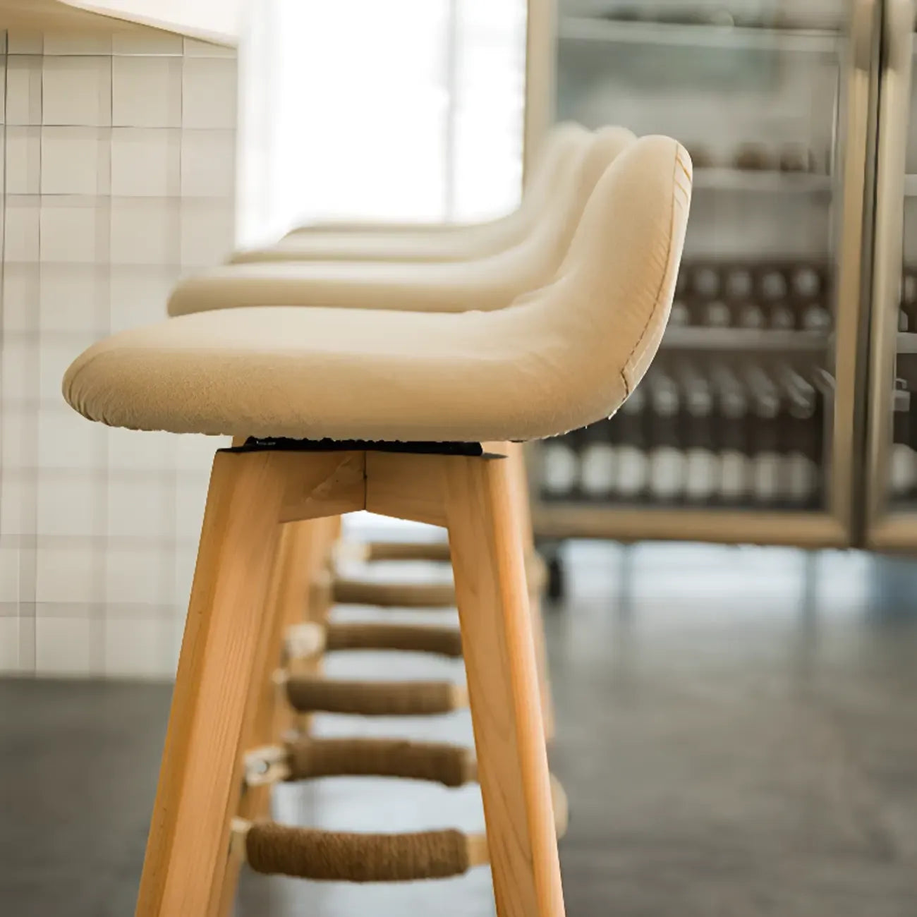 Tabouret de bar au design scandinave en bois et assise moelleuse, confortable