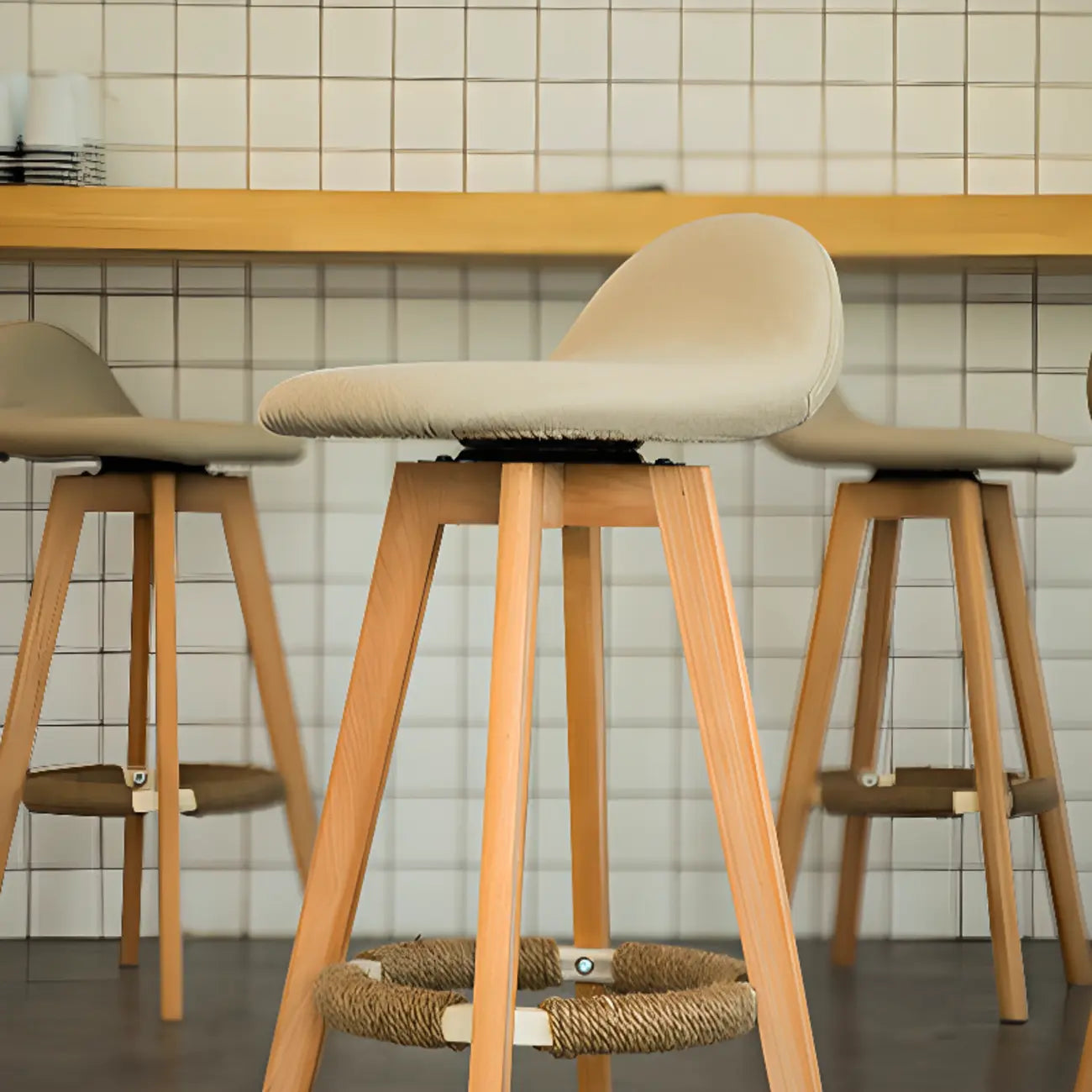 Tabouret de bar au design scandinave en bois et assise moelleuse, confortable